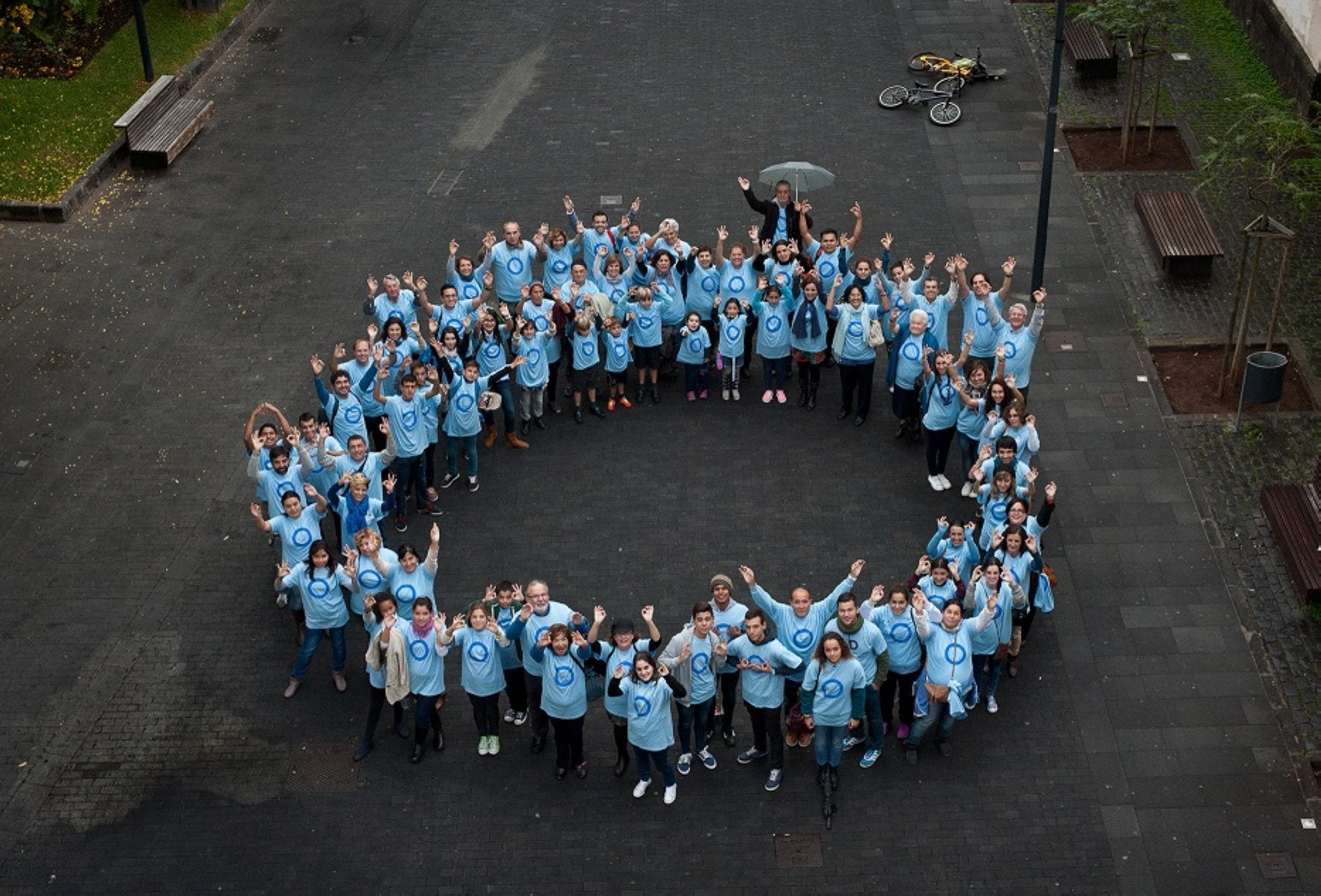 Imagen en la jóvenes y adultos recrean el círculo azul del Día de la Diabetes en la Plaza de la Concepción de La Laguna. 