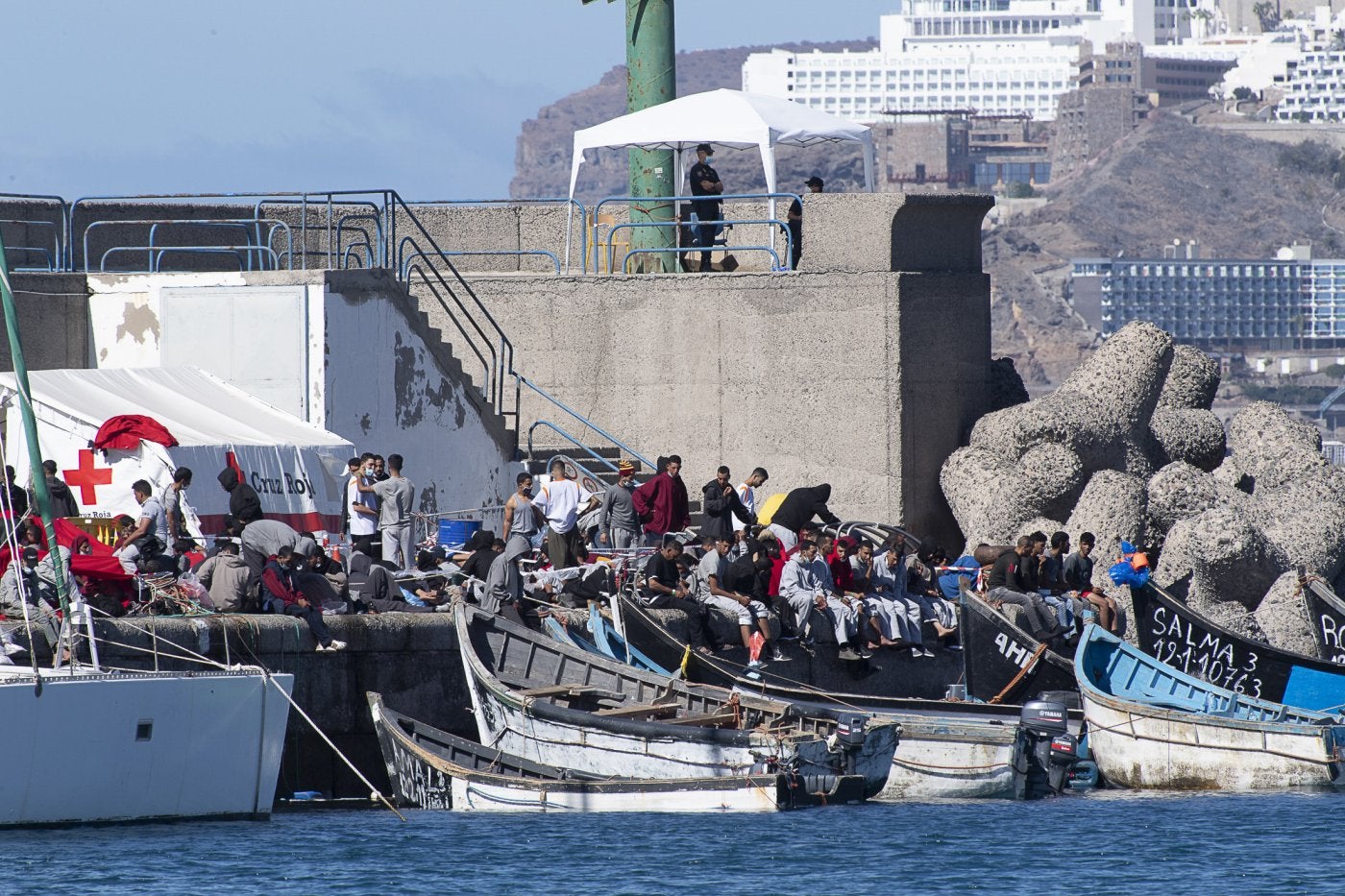 Imagen del saturado muelle de Arguineguín, área de desembarco de la mayoría de los inmigrantes. 