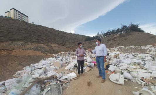 David Suárez y Francis Candil, en la zona de vertidos.