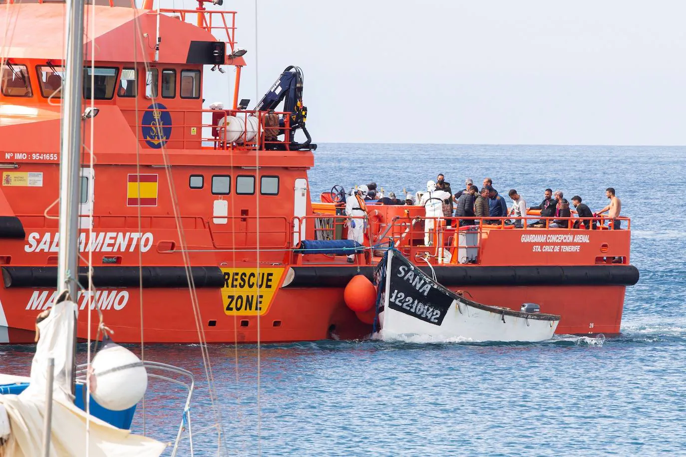 Rescatan 17 pateras con 445 personas en aguas próximas a Canarias