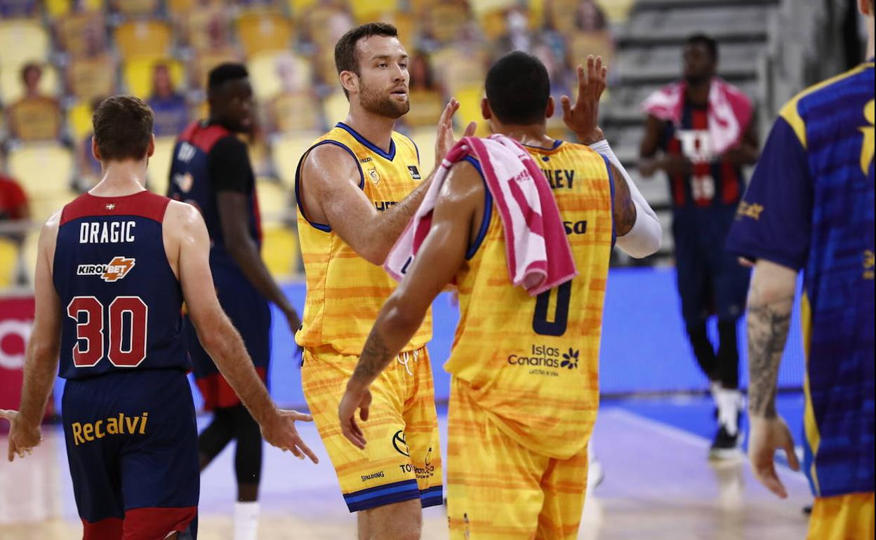 Costello -izquierda- y Wiley se saludan tras uno partido de este curso.