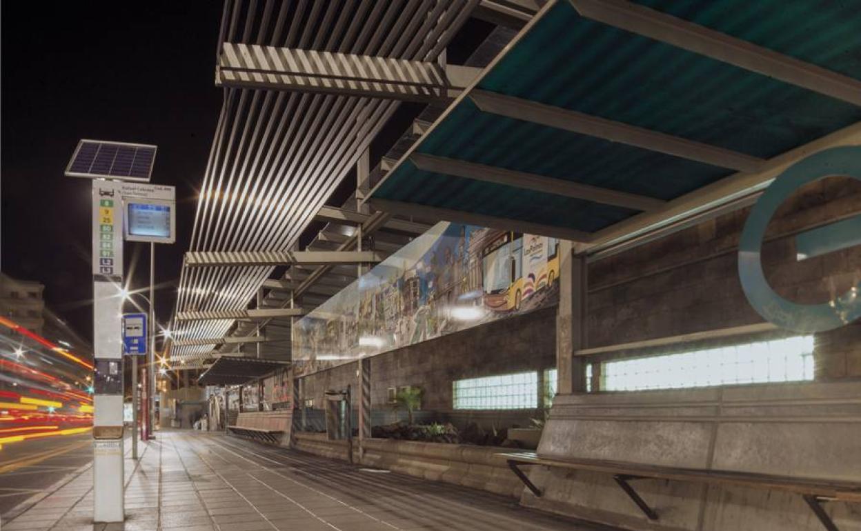 Condenado al pago de 3.500 euros al autor de pedradas contra un panel de información de Guaguas