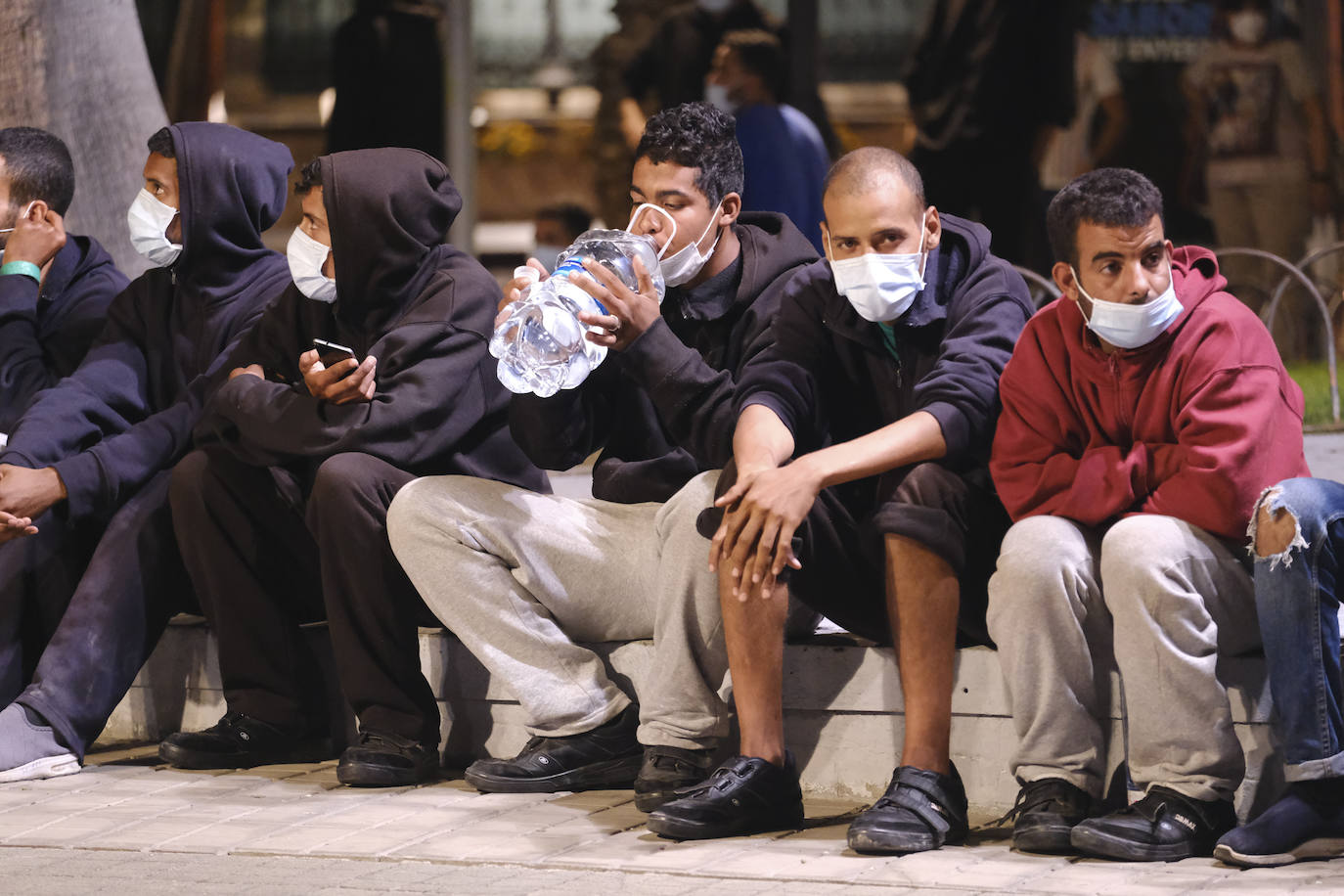 Inmigrantes en pleno centro de Las Palmas de Gran Canaria esta noche. 
