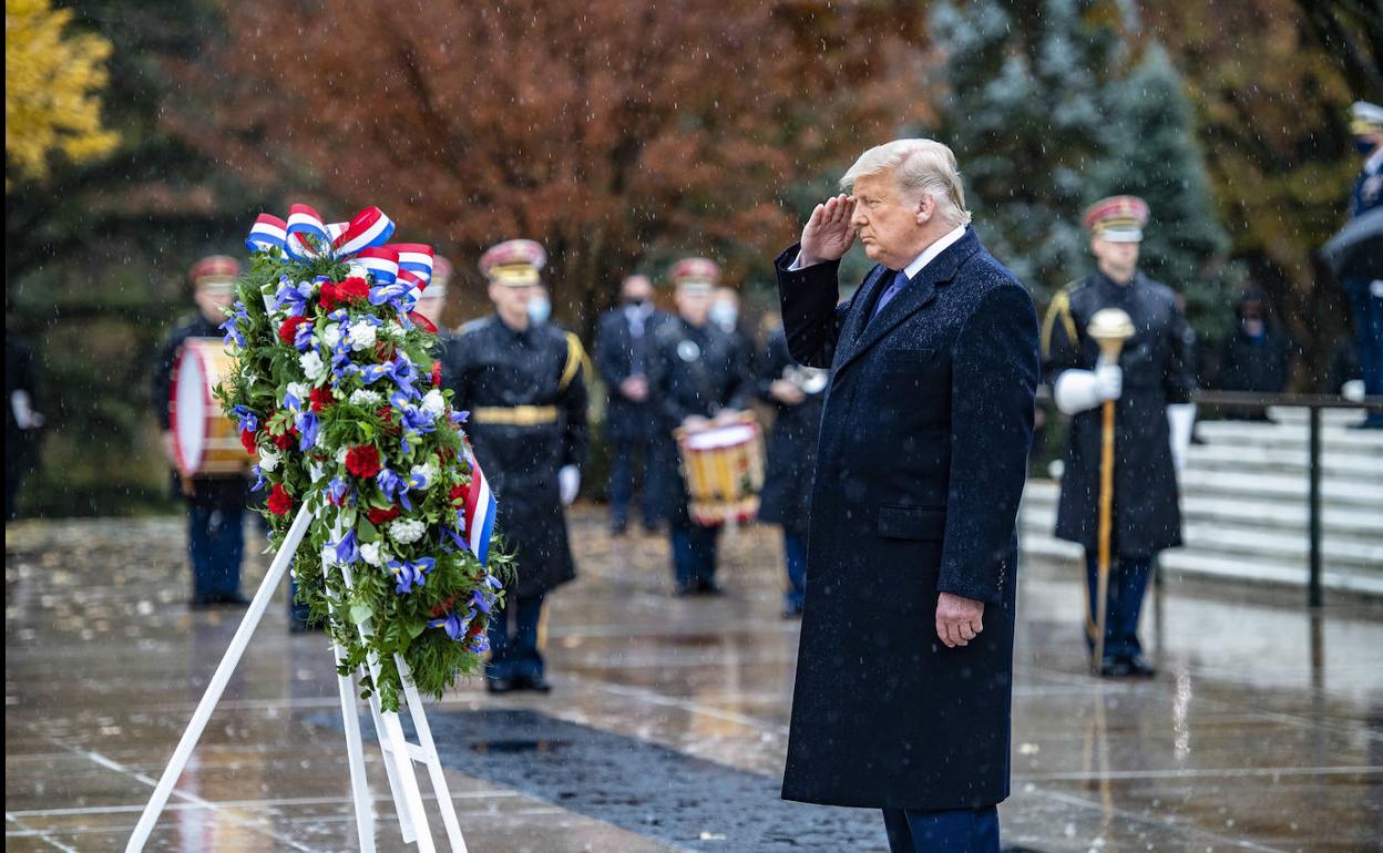 El presidente Donald Trump, durante su última visita al cementerio de Arlington (Washington) en el Día de los Veteranos.
