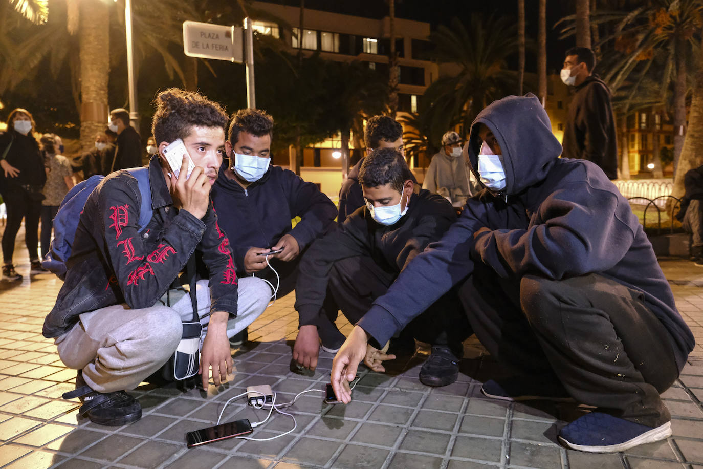 Los migrantes pedían teléfonos para poder contactar y pedir ayuda. 