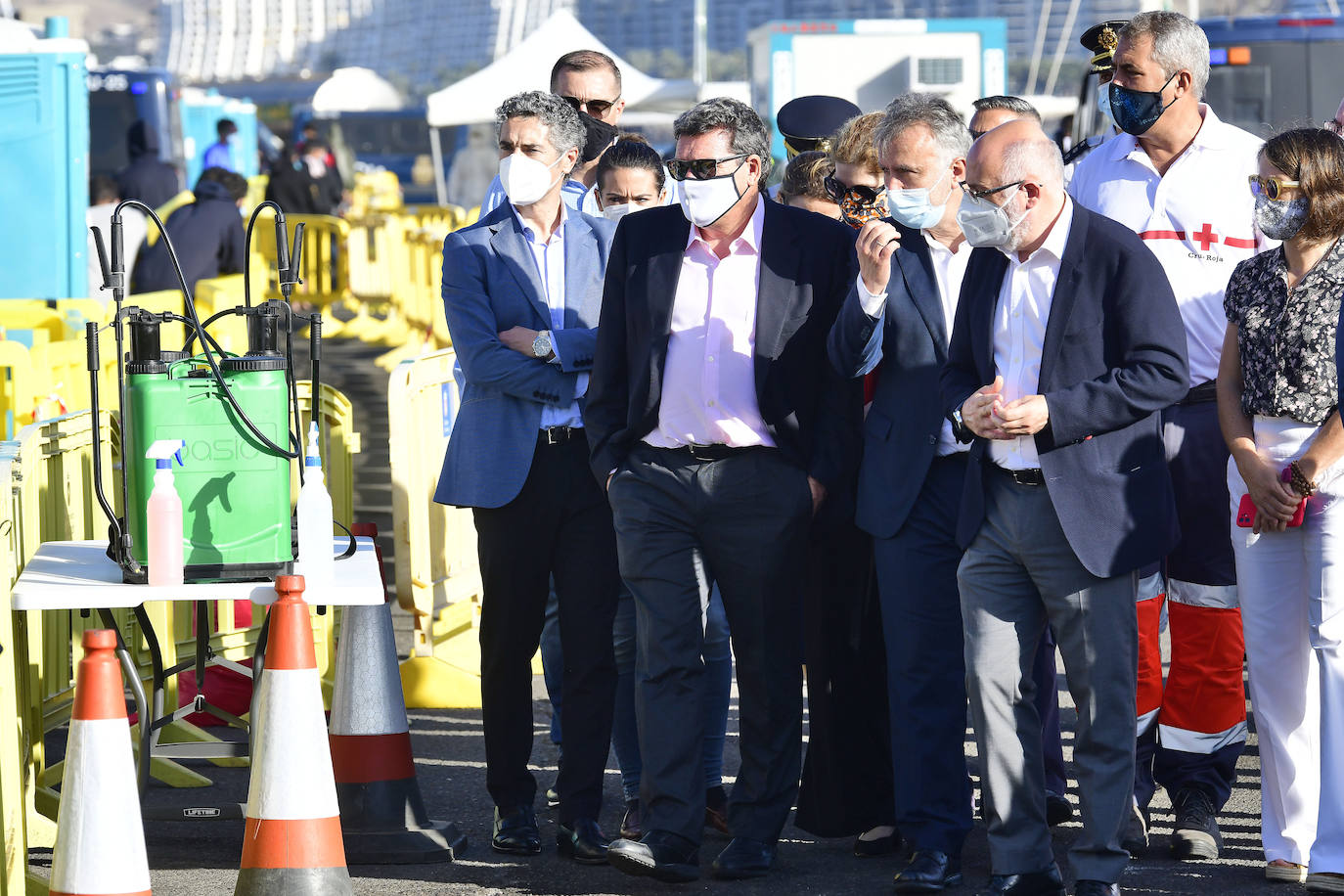 Imagen de la visita del ministro al muelle