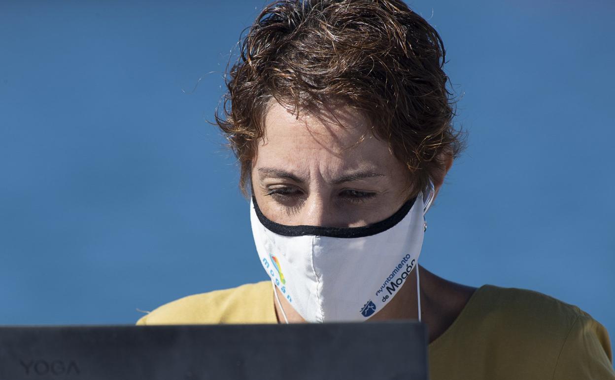 Onalia Bueno, en Arguineguín, atendiendo una conexión para una entrevista televisiva. 