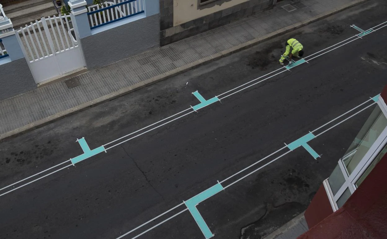 Pintado de la zona verde en la calle Alfredo Calderón, en el barrio de Alcaravaneras. 