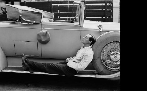 Buster Keaton descansa en parón de un rodaje