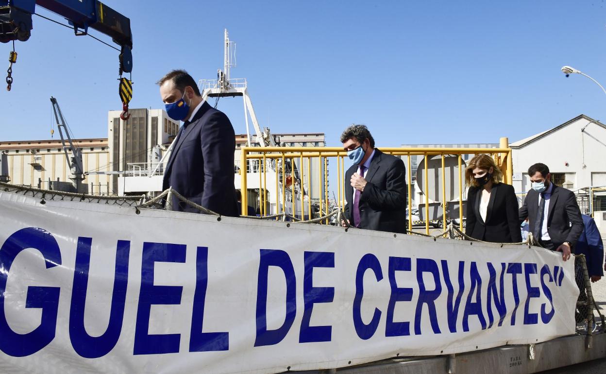 Los ministros José Luis Abalos, José Luis Escrivá (c) y la secretaria de estado Hana Jalloul, ayer en el puerto de La Luz. 