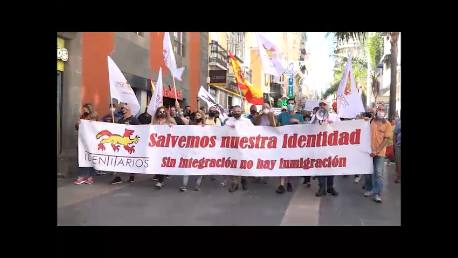 Manifestaciones a favor y en contra de los inmigrantes en la capital tinerfeña