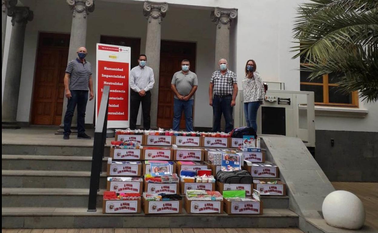 Acto de entrega del material escolar en la sede de Cruz Roja.