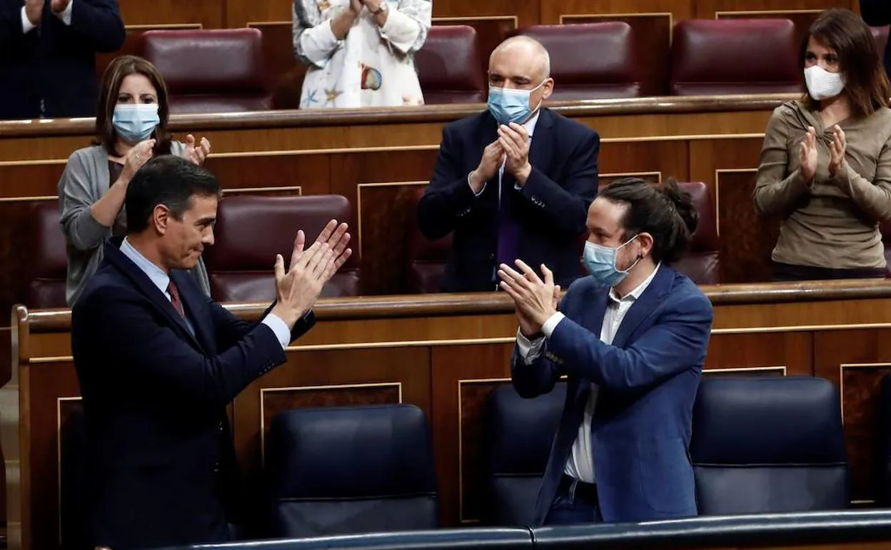 Pedro Sánchez y Pablo Iglesias aplauden después de que el Congreso rechazara la moción de censura de Vox.