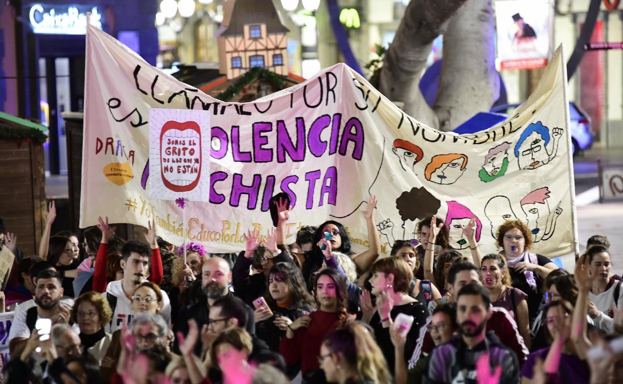 Imagen de la manifestación celebrada el 25N del pasado año en la capital grancanaria. Hoy, por la pandemia, se protestará en las redes. 
