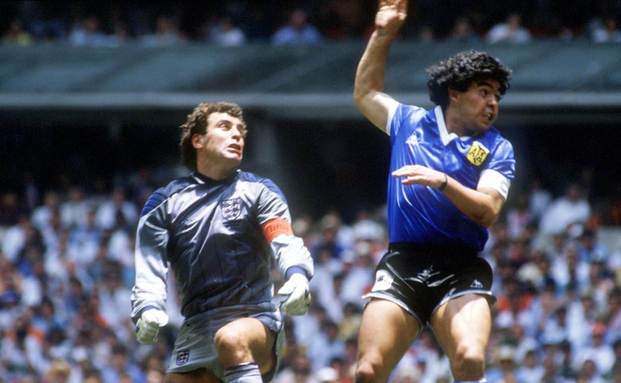 Maradona marca con la mano ante Inglaterra en México 86. 