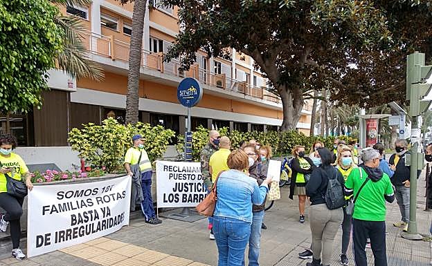 Concentración de los despedidos ayer ante las oficinas municipales. 