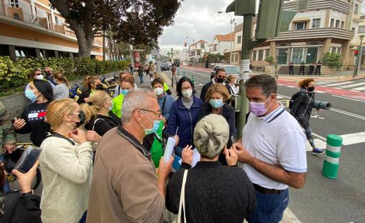 Los trabajadores hablan con los concejales Amador, Luzardo y Candil. 