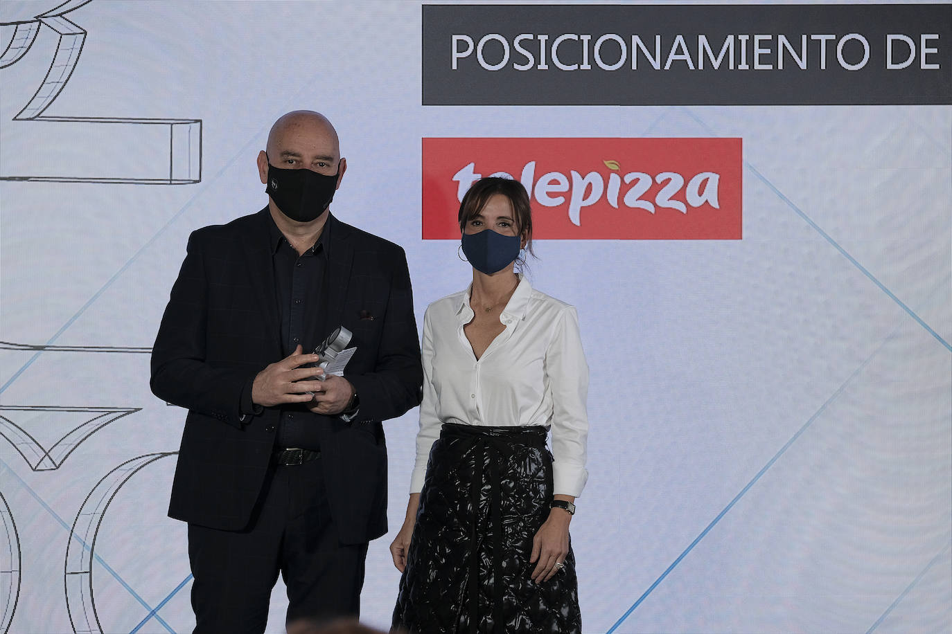 Laura Ruiz de Galarreta, directora deneral de Revistas Vocento, entrega el premio a Miguel Justribó, chief purpose officer de Telepizza.