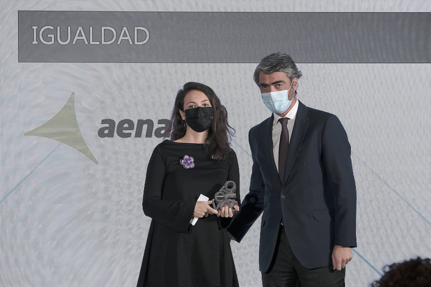 Luis Enríquez, consejero delegado de Vocento, entrega el premio a María Gómez Rodríguez, directora de comunicación de Aena.