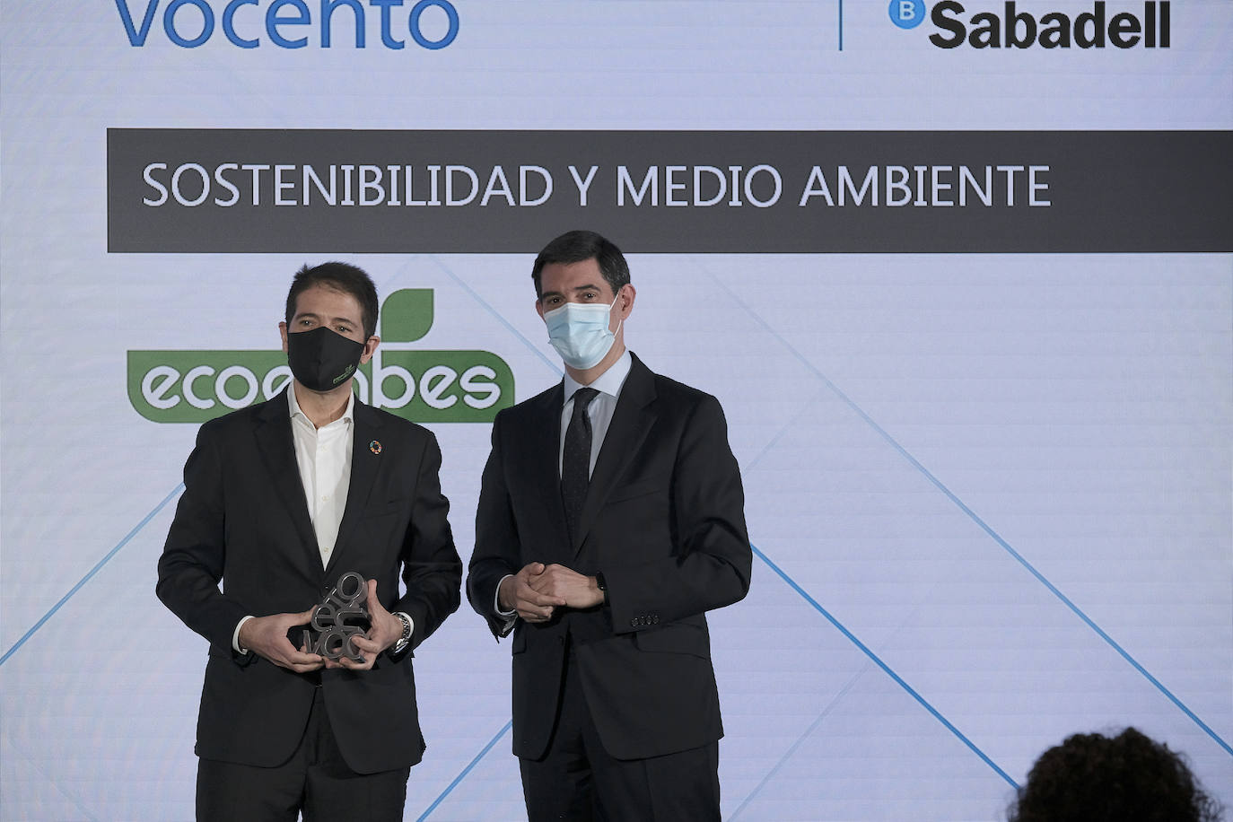Íñigo Argaya, diretor general de negocio editorial de Vocento, le entrega el premio a Óscar Martín Riva, consejero delegado de Ecoembes.