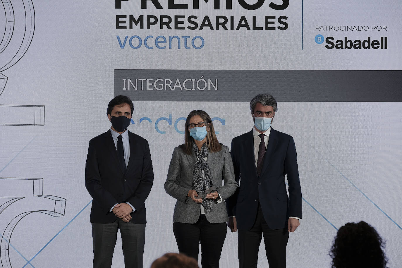 Luis Enríquez, consejero delegado de Vocento, entrega el premio a María Malaxechevarría Grande, directora general de sostenibilidad, y a Ignacio Jiménez Soler, director general de comunicación de Endesa.