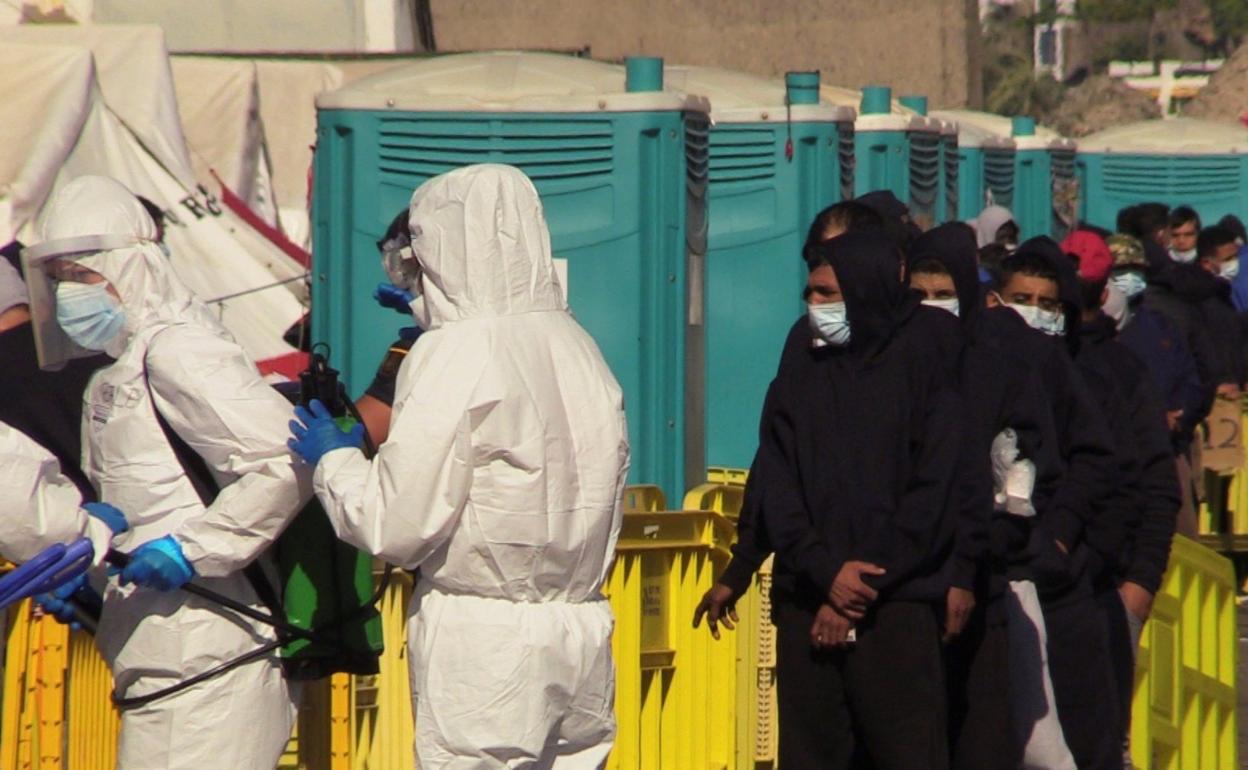 El Muelle de Arguineguín sigue recibiendo a personas que son rescatadas por Salvamento Marítimo y atendidas por Cruz Roja. 