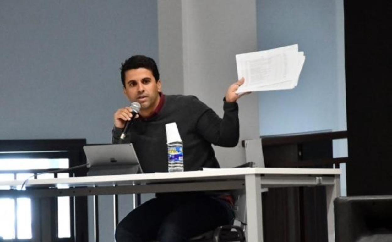 Samuel Henríquez, este viernes, en una de sus intervenciones en el pleno. 