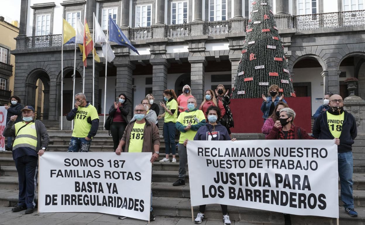 Los despedidos llevaron su protesta a la plaza de Santa Ana. 