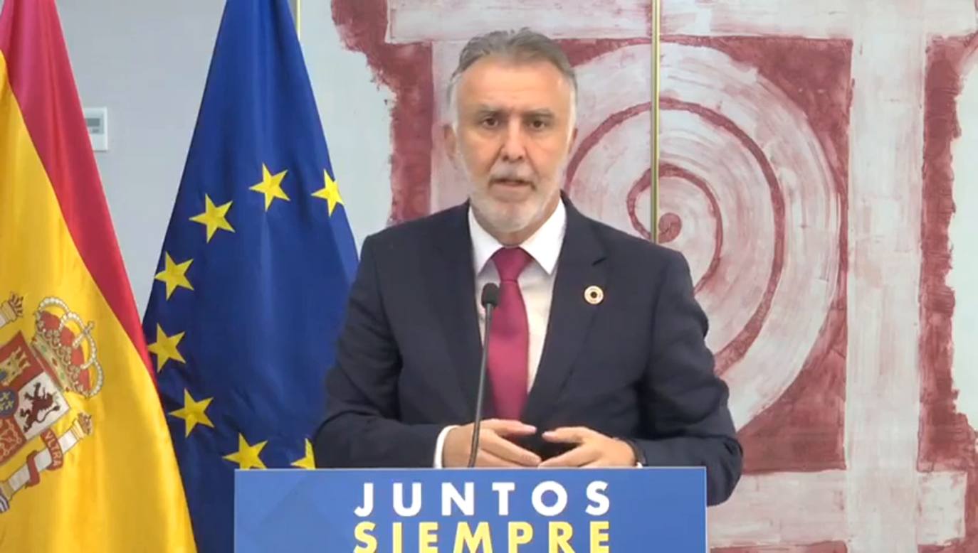 Imagen del paisaje del teide nevado hoy viernes. 