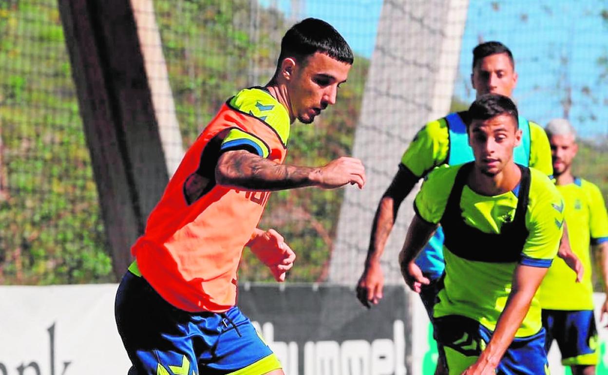 Rober, que apunta a seguir entre los elegidos, en un entrenamiento ante la prsencia de Loiodice. 