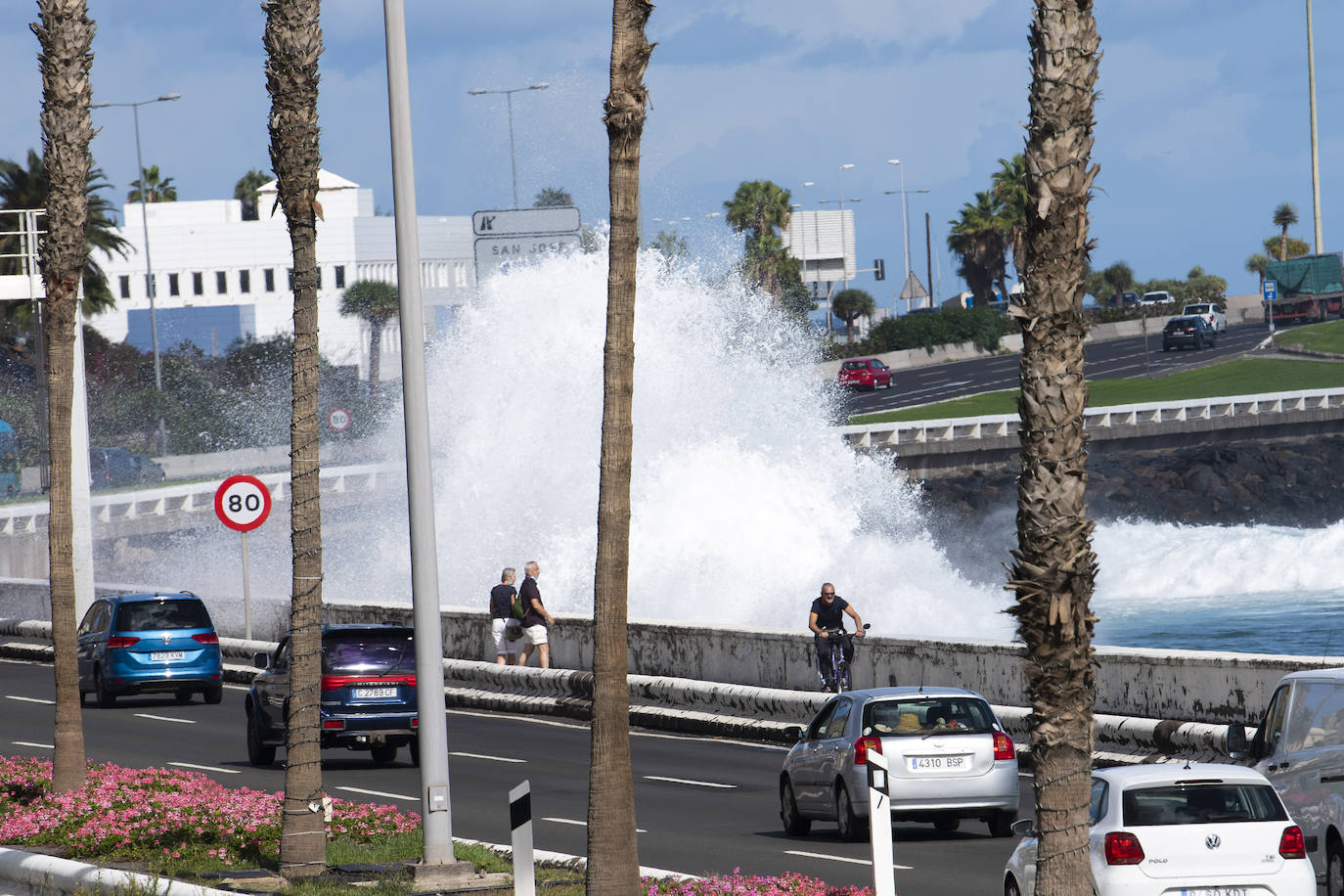 Fotos: El oleaje golpea con fuerza la capital grancanaria