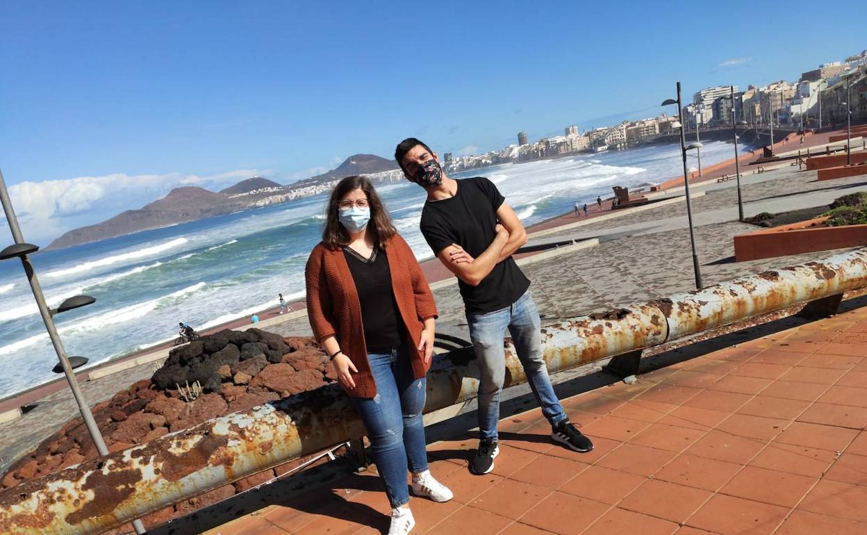 Delia Santana y Jorge Bolaños junto al Auditorio Alfredo Kraus. 
