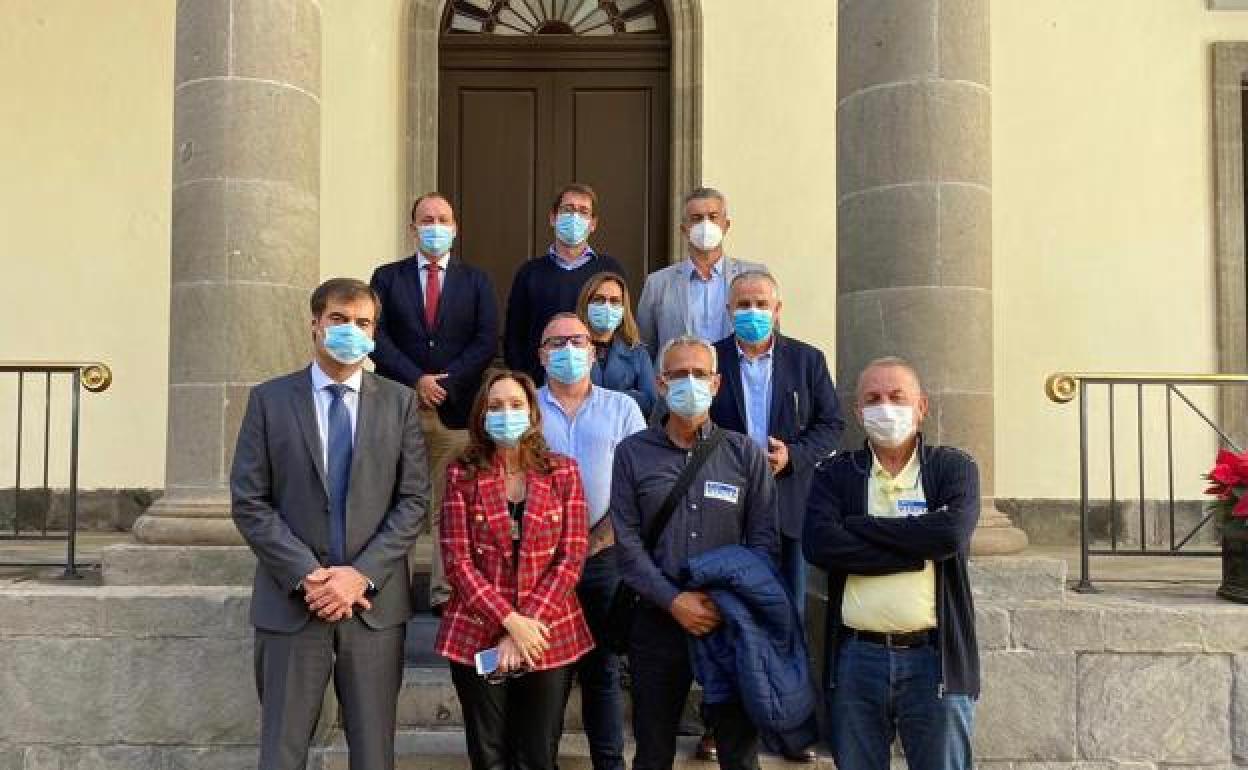 Los parlamentarios majoreros desl PP, AMF, CC y PSOE, con dos de los representates de los trabajadores del hotel, en el Parlamento. 