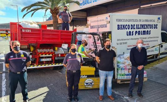 Entrega de los productos de la campaña solidaria. 