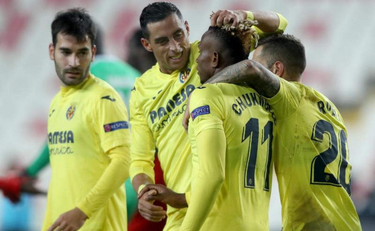 Los jugadores del Villarreal felicitan a Chukwueze.