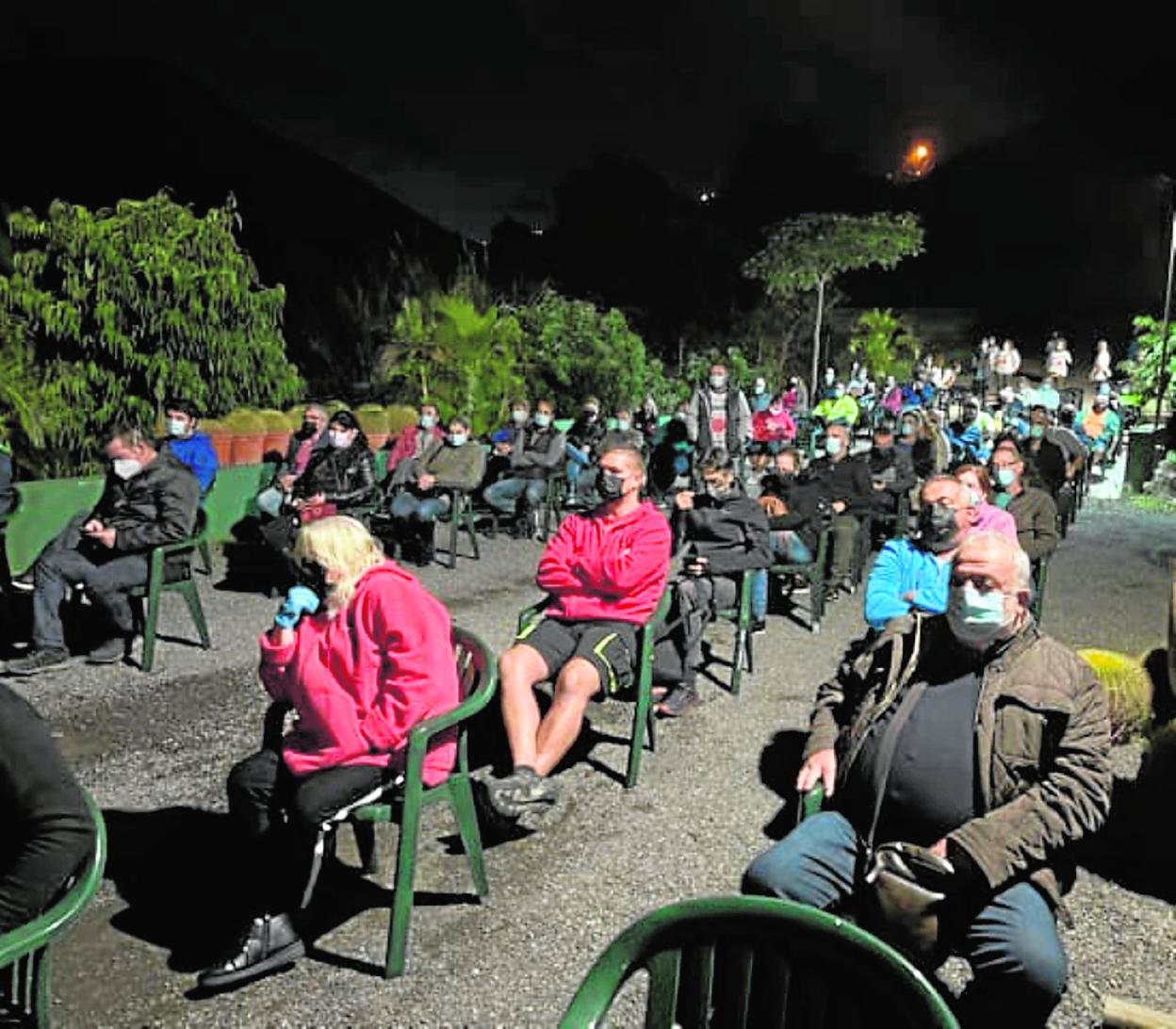 El complejo 'Oasis Resort' acogió la reunión entre unos 100 vecinos y varios responsables políticos. 