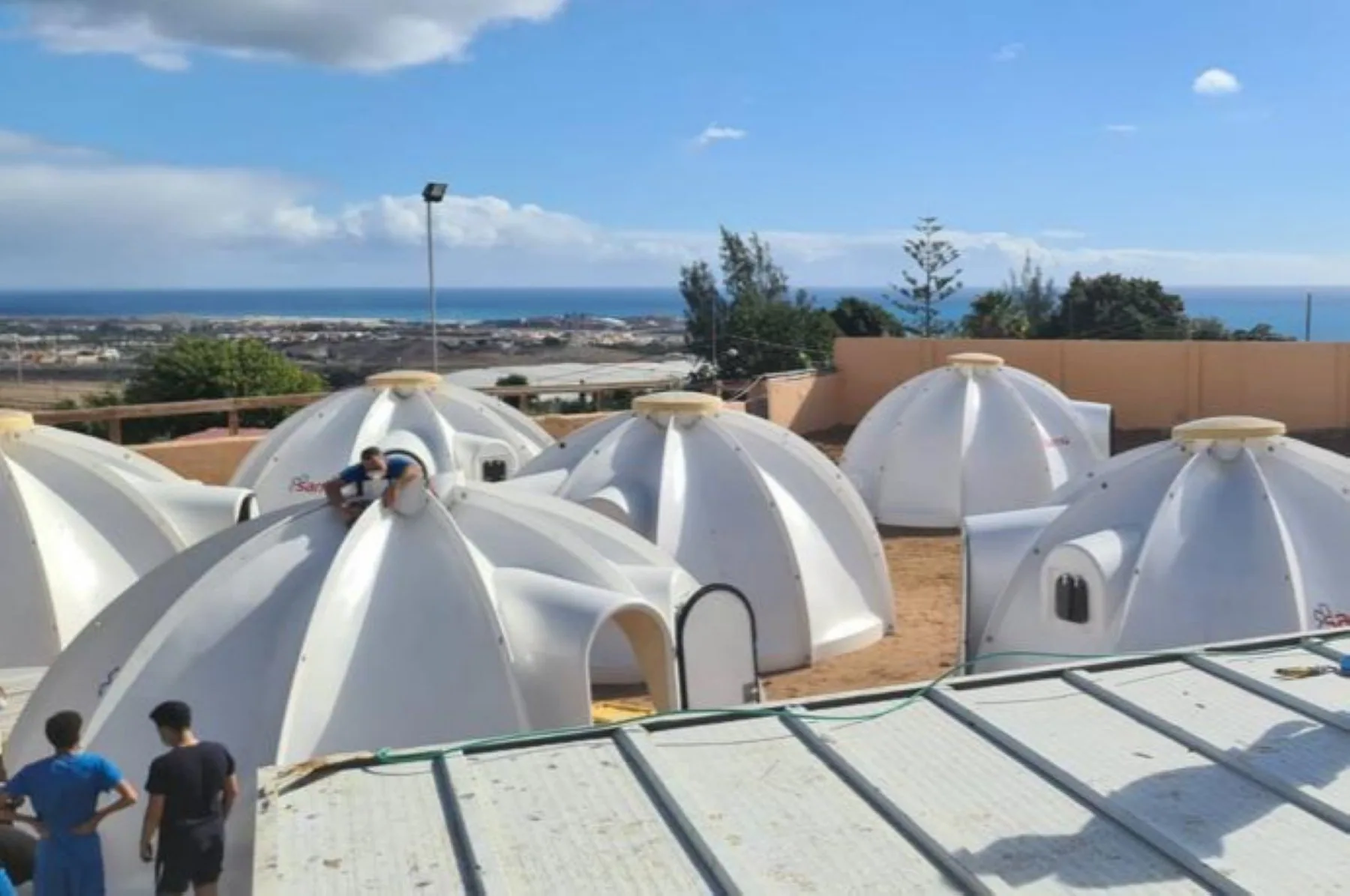 Imagen cedida por el Gobierno del campamento para menores inmigrantes montado en una finca de San Bartolomé de Tirajana. 