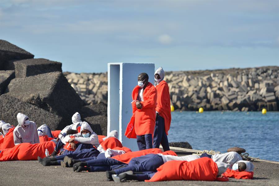 Inmigrantes exhaustos llegados este 8 de diciembre al muelle de La Restinga (El Hierro). 