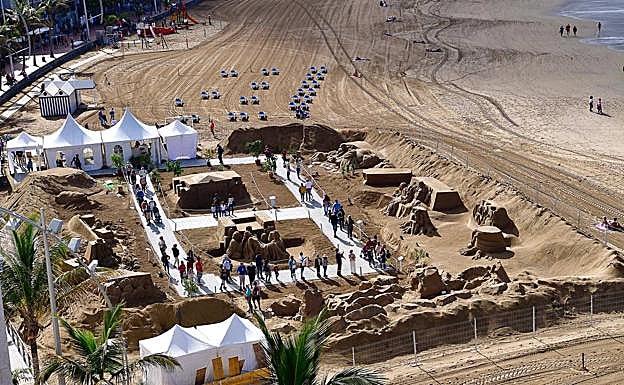 Imagen de este martes del belén de arena de Las Canteras. 