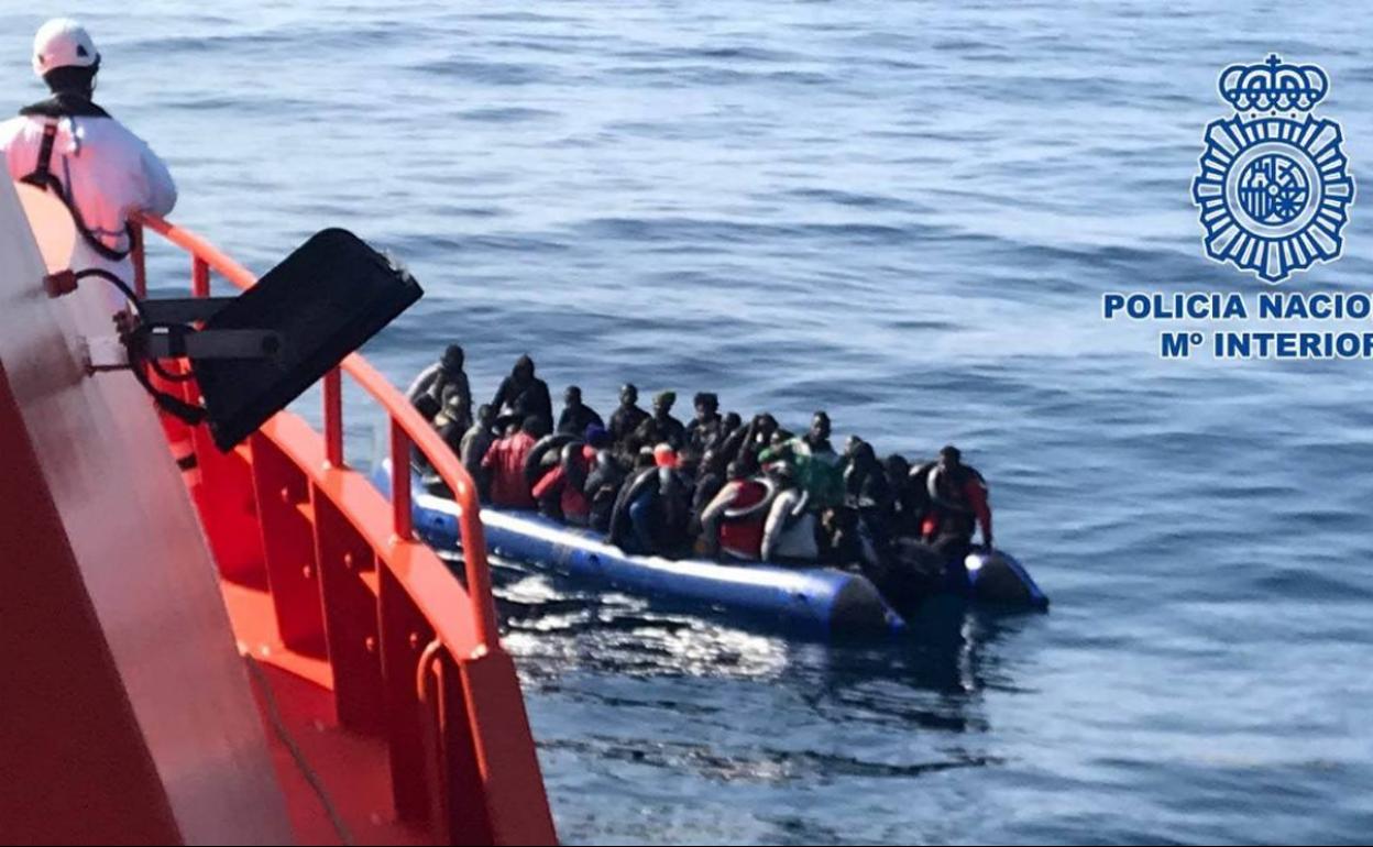 Imagen de archivo de una patera rescatada cerca de las islas