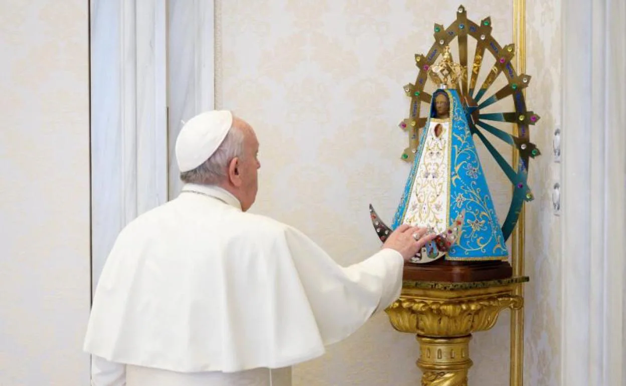 El Papa acude de incógnito a rezar ante la Virgen de la Inmaculada 