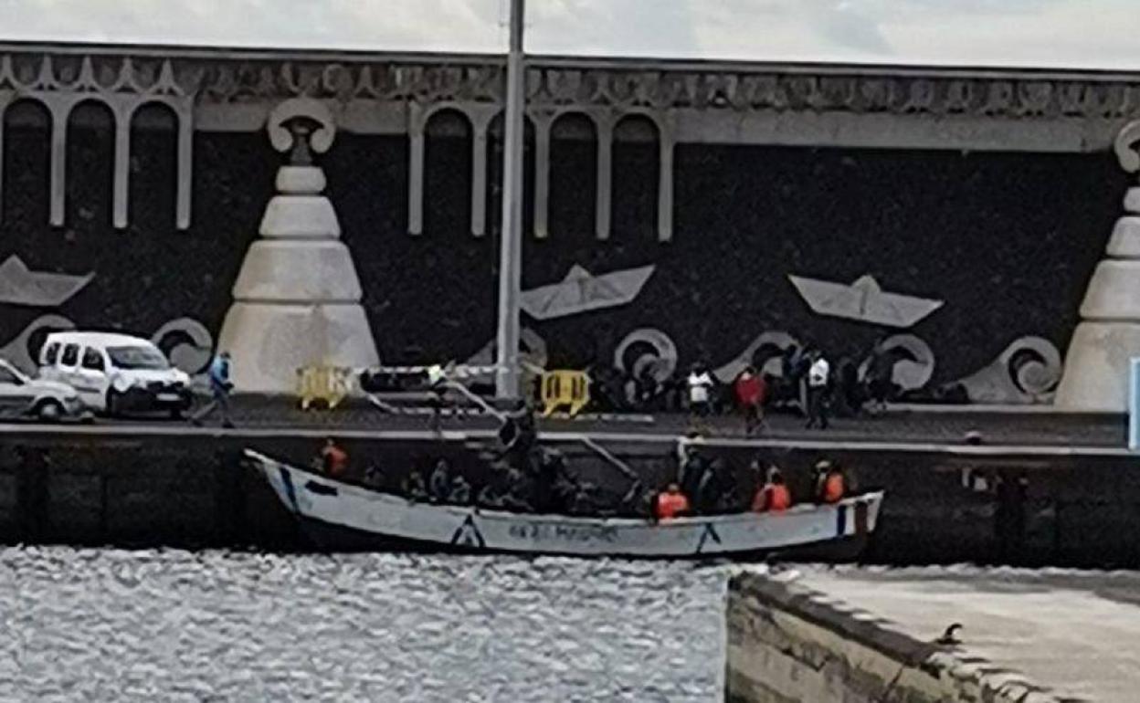 Imagen de archivo de un cayuco en El Hierro