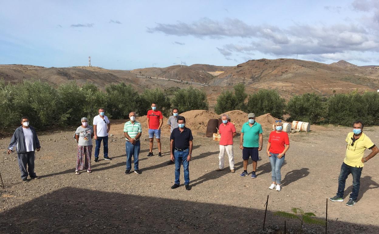 Parte de los vecinos de Lomo Los Azules molestos por la ubicación del campamento en el barrio. 