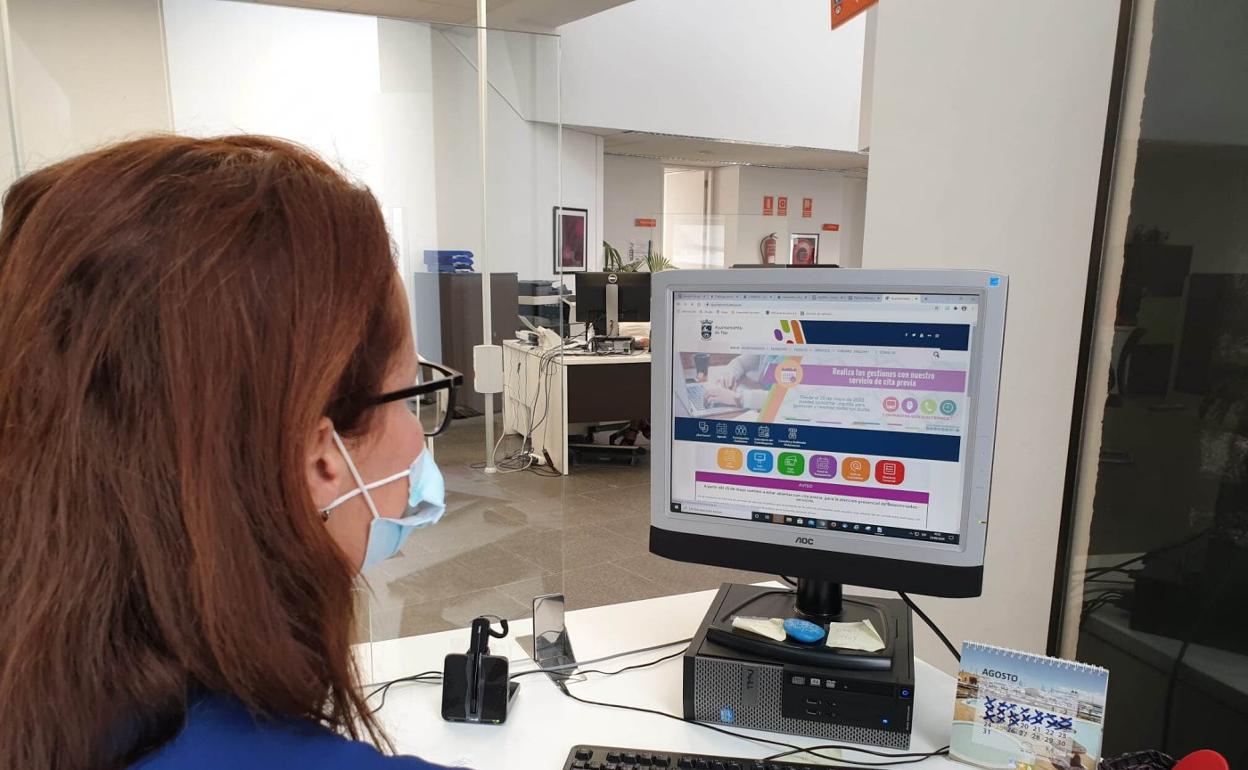 Operaria local de Tías. 