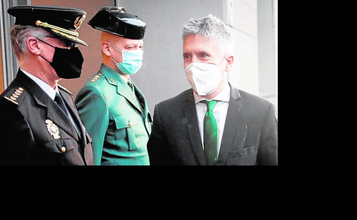 El ministro del Interior, Fernando Grande-Marlaska (d), mantuvo un encuentro en San Sebastián con instituciones vascas. 