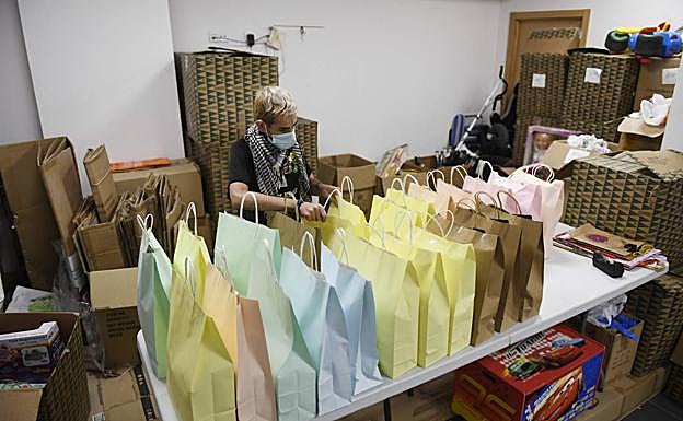 Otro voluntario organiza bolsas en la Casa de Galicia. 