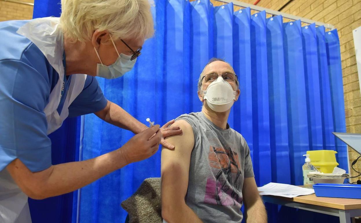 Una enfermera vacuna a un paciente contra la covid el pasado 8 de diciembre en Cardiff, Reino Unido.