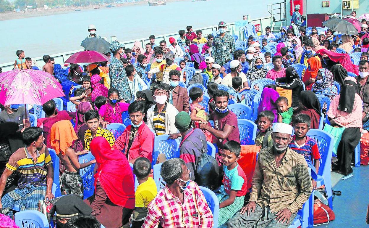 Cientos de refugiados rohingya, embarcados forzosamente camino de la isla de Bhasan Char