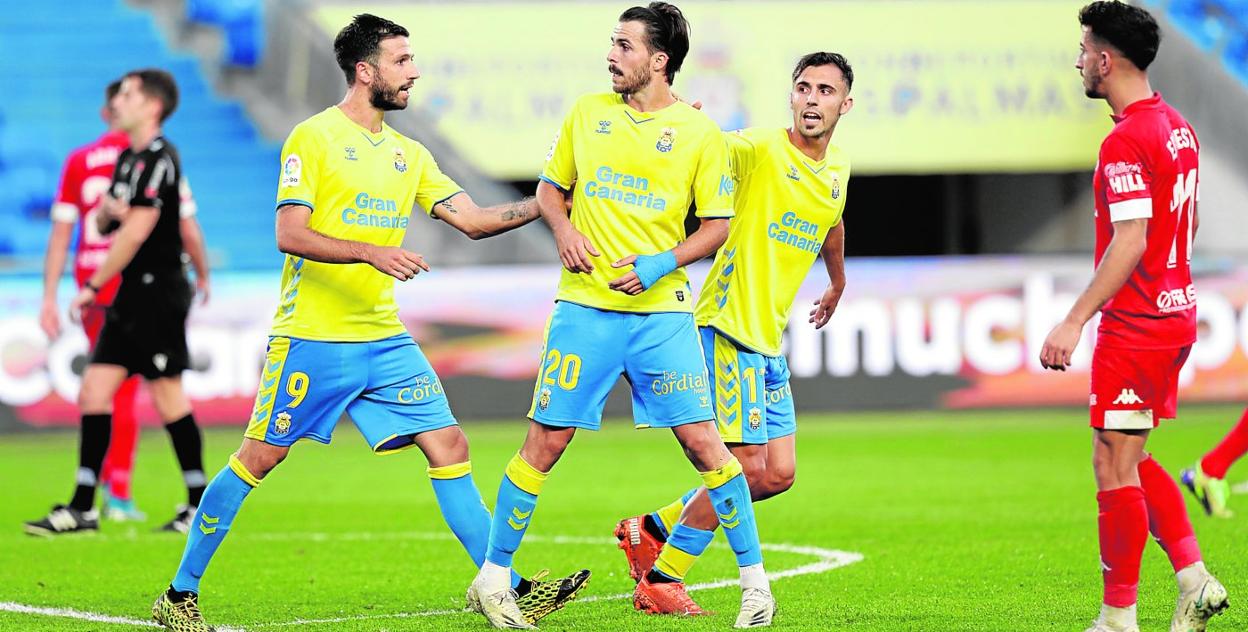 Iemmello y Clemente tratan de consolar a Kirian después de que errara el lanzamiento de penalti, ya al filo del descanso. 