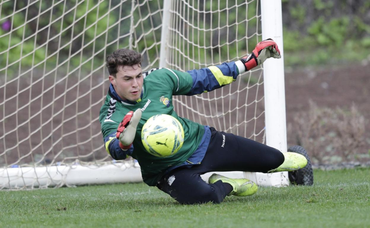 El portero Álex Domínguez ha mantenido un nivel alto desde que se ganó la confianza del entrenador. Una excepción entre la mayoría. 